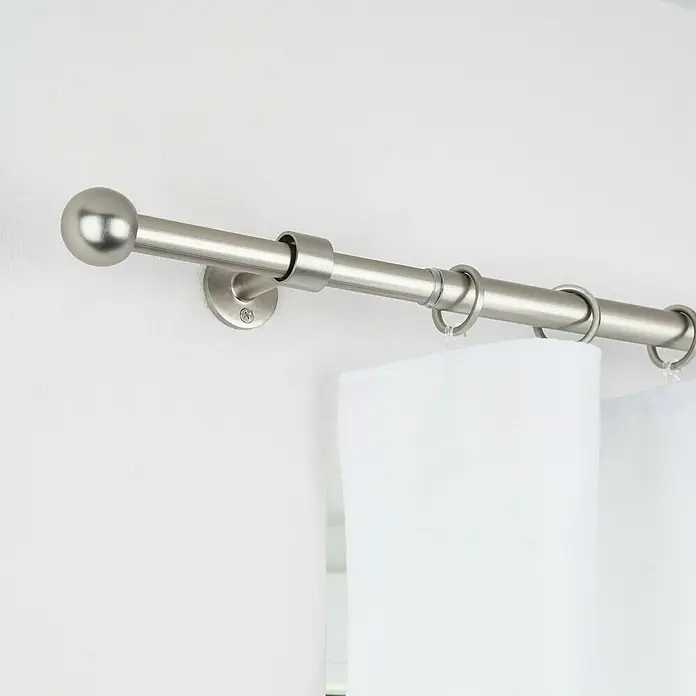 Komplettgarnitur 2in1 - Edelstahloptik, 160 cm - 280 cm, Metall, Ausziehbar - Nahaufnahme einer modernen Gardinenstange aus gebürstetem Nickel mit Kugelabschluss und weißen Vorhängen.