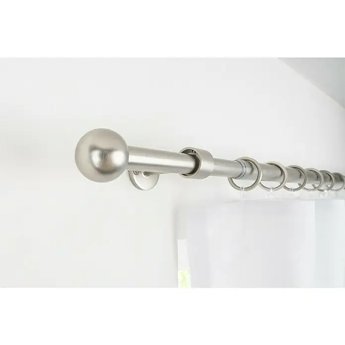 Komplettgarnitur 2in1 - Edelstahloptik, 160 cm - 280 cm, Metall, Ausziehbar - Nahaufnahme einer Vorhangstange aus Metall mit Kugelenden und Ringen, die an einer weißen Wand befestigt ist.