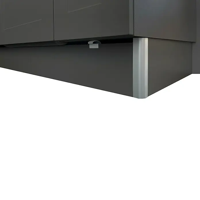 Optifit Sockelrückführung Optikomfort Ingvar420 - L x B x H: 1,6 x 48,8 x 17,5 cm - Detailansicht eines modernen, grauen Unterschranks mit einer Schublade und silbernen Akzenten, ideal für Badezimmer oder ähnliche Räume.