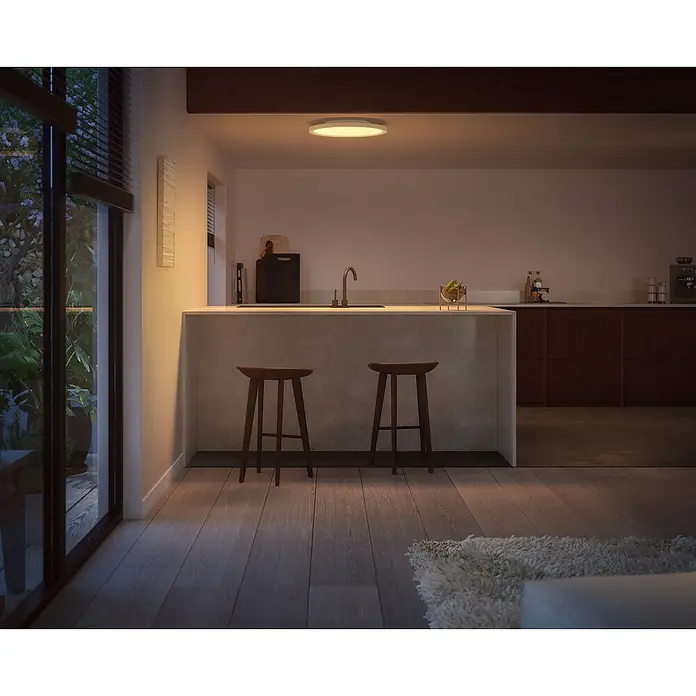 Philips Hue LED-Panel rund Surimu - 45 W, Ø x H: 395 x 4,7 cm, Weiß, Opal, RGBW - Stimmungsvolle Aufnahme einer modernen Küche mit einem kreisförmigen Deckenlicht, das warmes Licht spendet und eine gemütliche Atmosphäre schafft.