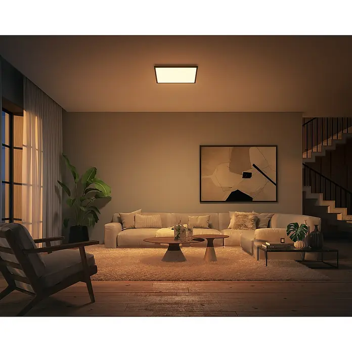 Philips Hue LED-Panel Aurelle39 W, L x B x H: 60 x 60 x 4,6 cm, Schwarz, Warmweiß - Helle, moderne LED-Deckenleuchte in einem stilvollen Wohnzimmer. Sorgt für angenehmes Licht und eine wohnliche Atmosphäre im Raum.