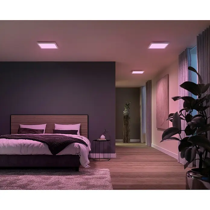 Philips Hue LED-Panel White & Color Ambiance Surimu - Classic - 24,8 W, L x B x H: 30 x 30 x 4,6 cm, Weiß, Opal, RGBW - Modernes Schlafzimmer mit quadratischen LED-Deckenleuchten, die ein sanftes, farbiges Licht spenden und eine gemütliche Atmosphäre schaffen.