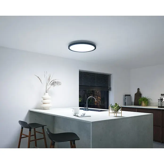 Philips Hue LED-Panel rund Aurelle21 W, Ø x H: 39,5 x 4,7 cm, Schwarz, Warmweiß - Deckenleuchte mit einem runden Design in einer modernen Küche, die für eine helle und gleichmäßige Ausleuchtung sorgt. Perfekt für stilvolle Wohnräume.