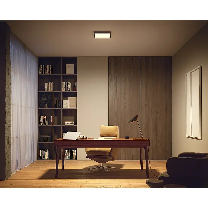 Philips Hue LED-Panel Aurelle - 19 W, L x B x H: 30 x 30 x 4,6 cm, Schwarz, Warmweiß - Ein modernes Arbeitszimmer mit Fokus auf einer eleganten Deckenleuchte, die den Raum hell und einladend erscheinen lässt.