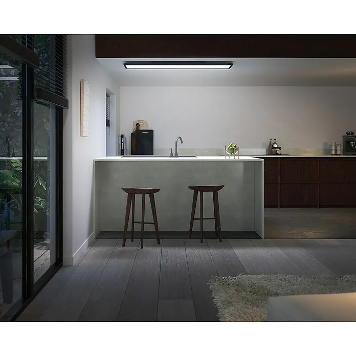Philips Hue LED-Panel Aurelle39 W, L x B x H: 120 x 30 x 4,6 cm, Schwarz, Warmweiß - Eine moderne Küche mit einer schlanken Deckenleuchte, die den Raum hell und einladend macht. Das Licht betont die klaren Linien des Designs.