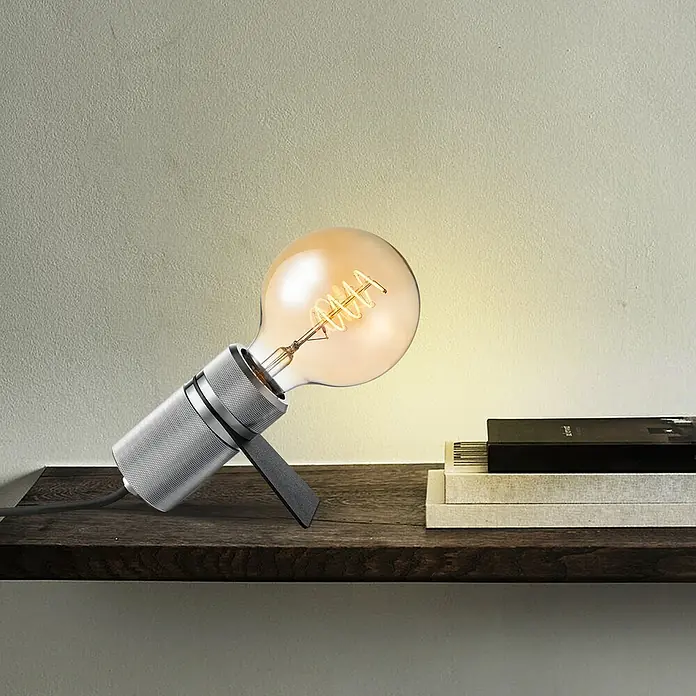 Home Sweet Home Tischleuchte Matrix10 W, L x B x H: 10,2 x 11 x 5,3 cm, Silber, E27 - Tischleuchte mit industriellem Design. Die Lampe verfügt über ein silbernes, gerändeltes Gehäuse und eine freiliegende Glühbirne im Vintage-Stil, ideal für Akzentbeleuchtung.