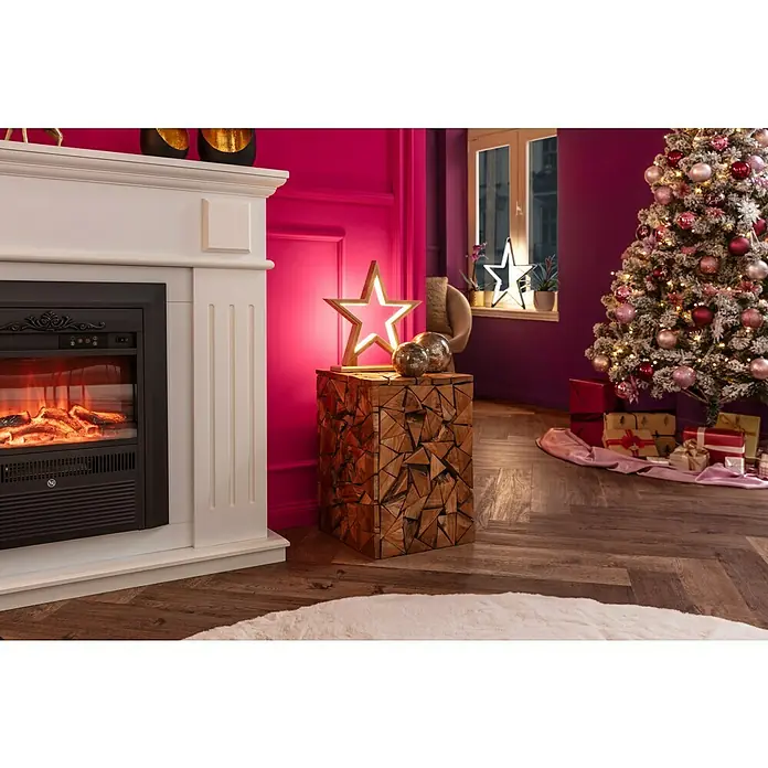 Elektrischer Kamin - Weiß/Schwarz, L x B x H: 26 x 109 x 100 cm - Festliches Wohnzimmer mit beleuchtetem Kamin, Holzbeistelltisch, Sternleuchte und geschmücktem Weihnachtsbaum für eine gemütliche Atmosphäre.