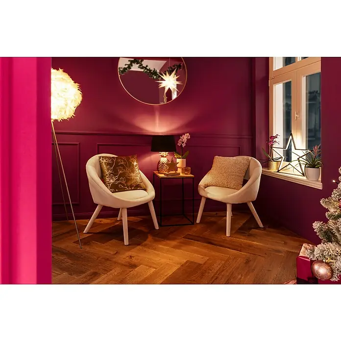 Nmc Decoflair Zierprofil Wandleiste CL2 - 2 Stk., 2 m x 13 mm x 25 mm, Hochverdichtetes extrudiertes Polymer (HDPS) - Elegante Wohnzimmerszene mit zwei Sesseln, einem Beistelltisch mit Lampe und weihnachtlicher Dekoration für eine gemütliche Atmosphäre.