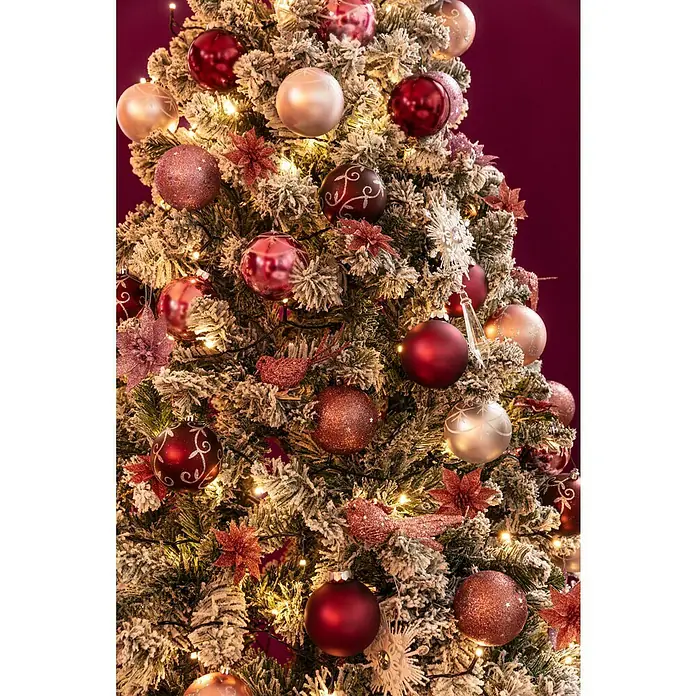 Künstlicher Weihnachtsbaum Imperial - Höhe: 180 cm, Grün, Standfuß - Festlich geschmückter Weihnachtsbaum mit roten, rosa und goldenen Kugeln und warmen Lichtern, die eine gemütliche Weihnachtsstimmung erzeugen.