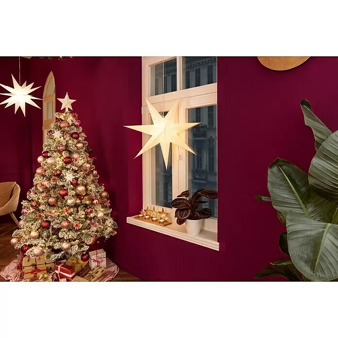Markslöjd LED-Stern Gisel - 75 cm, Schwarz, IP20, Netzbetrieben - Zwei beleuchtete Sternlaternen, eine an der Decke, eine im Fenster, schmücken einen weihnachtlich dekorierten Raum.