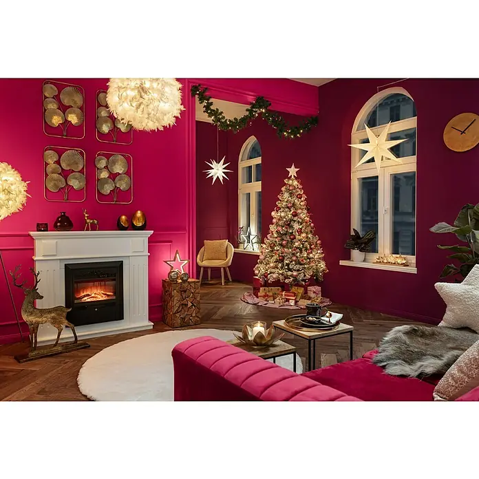 Nmc Decoflair Zierprofil CL1 - 2 x 39 cm, 2 x 59 cm, Hochverdichtetes extrudiertes Polymer (HDPS) - Festliches Wohnzimmer mit einem Weihnachtsbaum, Kamin und einer roten Couch, dekoriert mit Sternen und goldenen Akzenten.