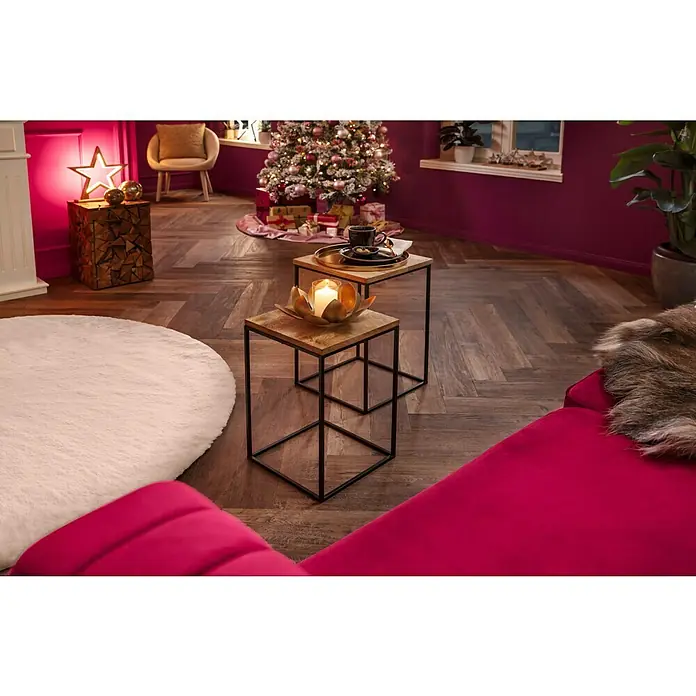 Holztisch Eckig - L x B x H: 33 x 33 x 50 cm, Material Tischplatte: Mangoholz - Dieses Bild zeigt zwei quadratische Beistelltische aus Holz mit schwarzen Metallbeinen, die eine elegante Note verleihen.