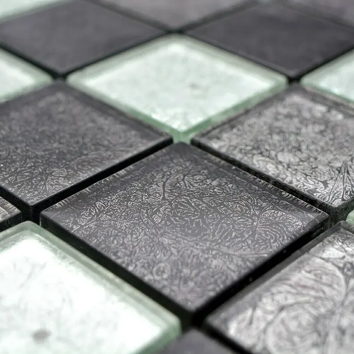 Mosaikfliese Quadrat Crystal Mix CM 4BS23 - 30 x 30 cm, Schwarz/Silber, Glänzend - Nahaufnahme von schwarzen und weißen quadratischen Mosaikfliesen, die ein elegantes und modernes Muster bilden.