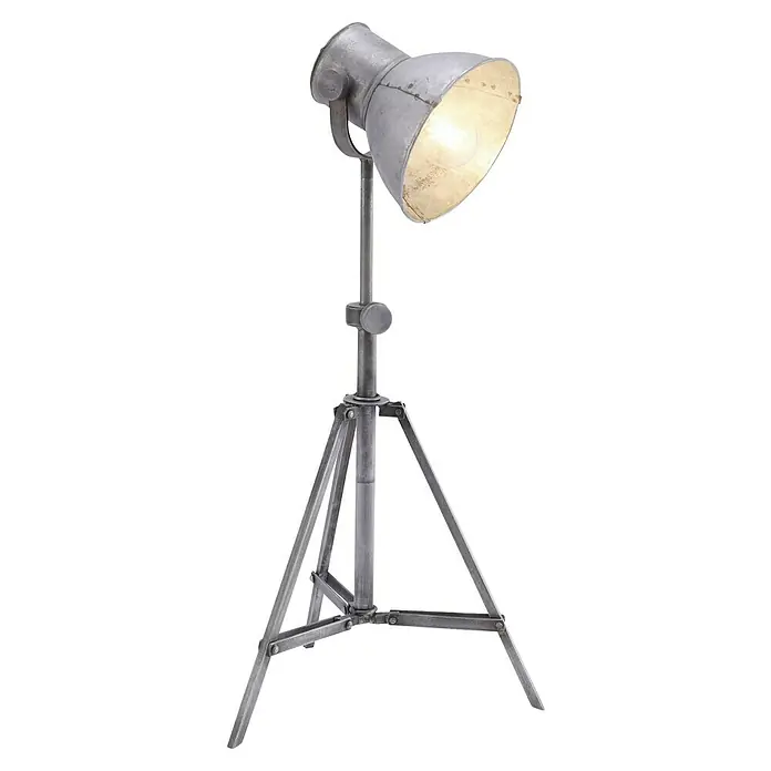 Just Light Samia Stehleuchte - Höhe: 85 cm - Die Aufnahme zeigt eine Stehlampe im industriellen Stil, deren Kopf wie ein Scheinwerfer geformt ist, auf einem Stativ.