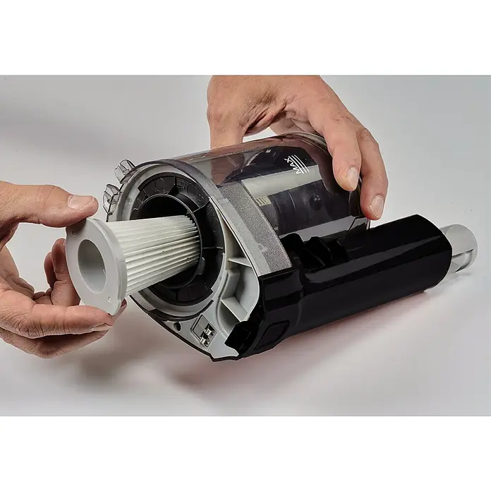 Einhell Filter - Passend für: Einhell Akku-Stielstaubsauger TE-SV 18 Li - Ein Detailbild, das die Filterentnahme eines beutellosen Staubsaugers zeigt, wobei der Filter im Vordergrund steht.