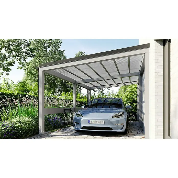 PLEXIGLAS® Wellplatte proTerra - 2.500 x 1.045 x 2,8 mm, Acrylglas (PMMA), Transparent, Wabe, 76/18 mm - Ein modernes Carport schützt ein blaues Auto und ein Fahrrad, umgeben von üppigem Grün, und bietet stilvollen Schutz vor den Elementen.
