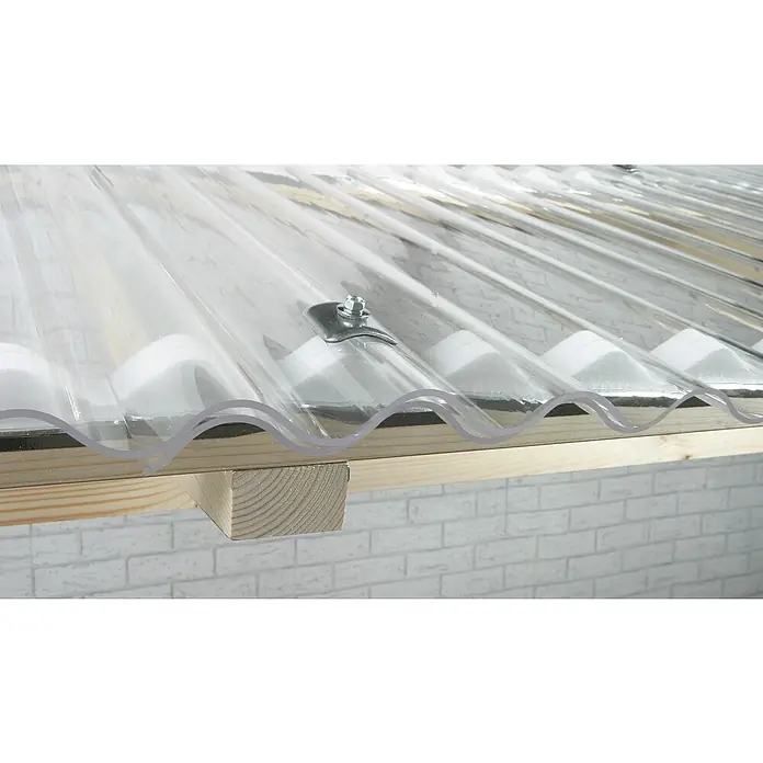 Wellplatte - 2.500 x 900 x 1,5 mm, Transparent, Polycarbonat, Rund - Nahaufnahme einer transparenten gewellten Kunststoffplatte, die auf einer Holzkonstruktion mit Befestigungselementen montiert ist.