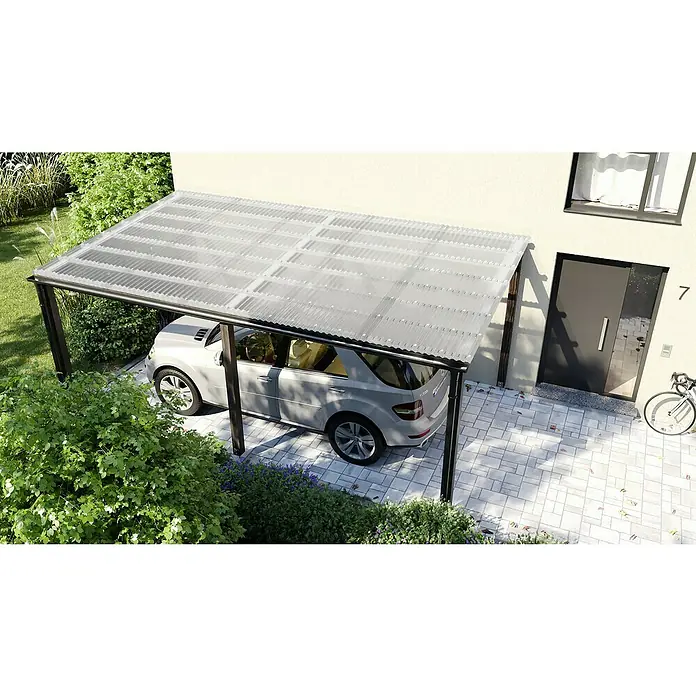 PLEXIGLAS® Wellplatte proTerra - 2.500 x 1.045 x 2,8 mm, Acrylglas (PMMA), Transparent, Wabe, 76/18 mm - Ein modernes Carport mit transparentem Dach schützt ein silbernes Auto vor dem Haus. Daneben steht ein Fahrrad.
