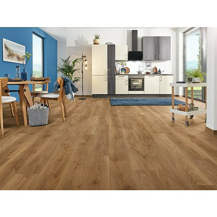 LOGOCLIC Aquaprotect Smart Silent Laminat - Celli Oak, Landhausdiele, 1.288 x 195 x 7 mm - Helles Wohnzimmer mit Holzboden, Esstisch und Küchenzeile. Der Holzboden verleiht dem Raum Wärme und Eleganz.