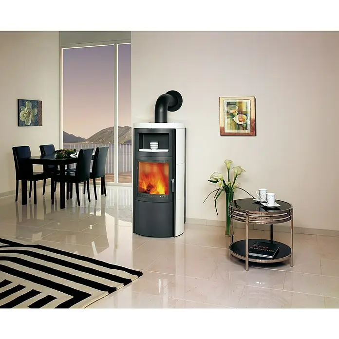 Hark Kaminofen VITO WW GT ECOPLUS - 14 kW, Raumheizvermögen: 116 m³, Material Verkleidung: Keramik, Creme-Weiss - Stilvoller Kaminofen mit Sichtfenster und minimalistischem Design, integriert in ein modernes Wohnambiente.