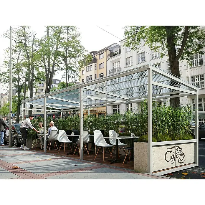 PLEXIGLAS® Wellplatte Resist - 2.000 x 1.045 x 1,8 mm, Acrylglas (PMMA), Transparent, Glatt, 76/18 mm, Trapez - Straßencafé mit schützendem Überdachungssystem, das eine gemütliche Atmosphäre schafft und vor Witterungseinflüssen schützt.