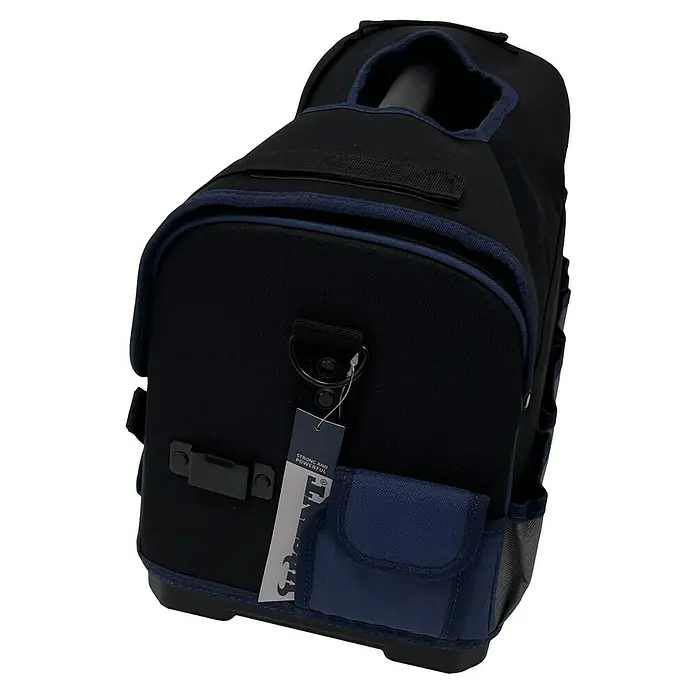 Wisent Bolsa para herramientas BASTB5 - No incluye herramientas, Negro/Gris/Azul, Correa acolchada - Primer plano de una mochila de herramientas negra con detalles azules, que muestra su robustez y funcionalidad para el usuario profesional.