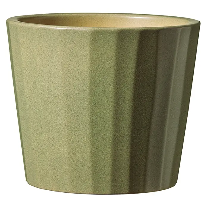 Soendgen Keramik Übertopf rund Umea Barista - Außenmaß (Ø x H): 16 x 13 cm, Pistazie, Keramik, Matt - Nahaufnahme eines facettierten, hellgrünen Blumentopfs mit gelbem Rand, ideal für Zimmerpflanzen und Gartendekorationen.