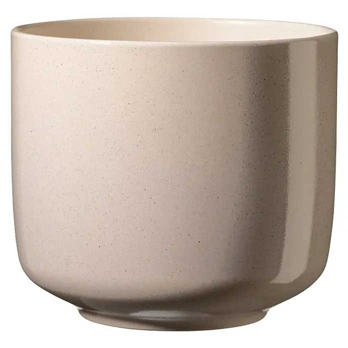 Soendgen Keramik Bari Übertopf rund - Außenmaß (Ø x H): 13 x 12 cm, Creme Effekt, Keramik - Nahaufnahme eines sandfarbenen Keramikblumentopfs mit subtiler Textur, der die schlichte Eleganz und das minimalistische Design hervorhebt.