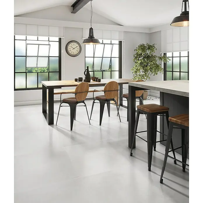 Halcón Pavimento porcelánico Madox - 60 x 60 cm, Blanco, Mate, Rectificado, Espesor: 10 mm - Cocina luminosa con mesa de comedor, sillas e isla con taburetes. El diseño es moderno y acogedor.