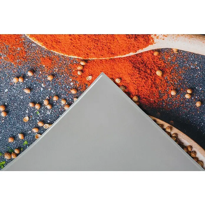 Läufer Kitchen - Gewürze, 150 x 50 cm - Nahaufnahme eines grauen, dreieckigen Produkts vor einem Hintergrund aus Gewürzen und einer Holzkelle.