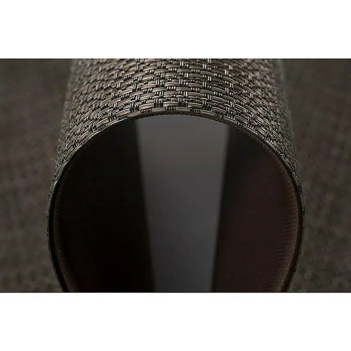 Teppichläufer Soft - Grau/Braun, 150 x 50 cm, 79 % Polyvinylchlorid, 21 % Polyester - Nahaufnahme einer gerollten braunen Textilmatte mit einem markanten gewebten Muster, ideal für Tischsets oder Bodenbeläge.
