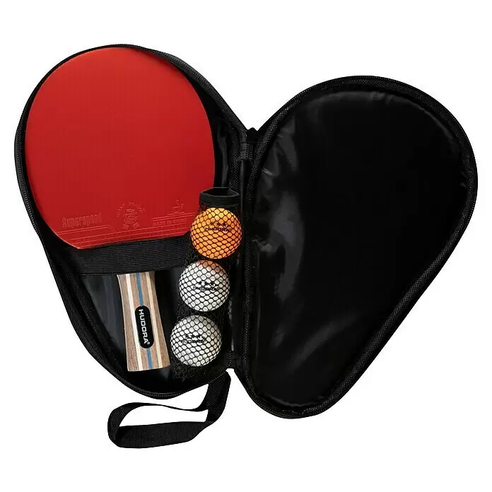 Hudora Tischtennis-Set Tournament - 5 -tlg. - Offene schwarze Tasche mit rotem Tischtennisschläger und drei Bällen (ein orangefarbener, zwei weiße).