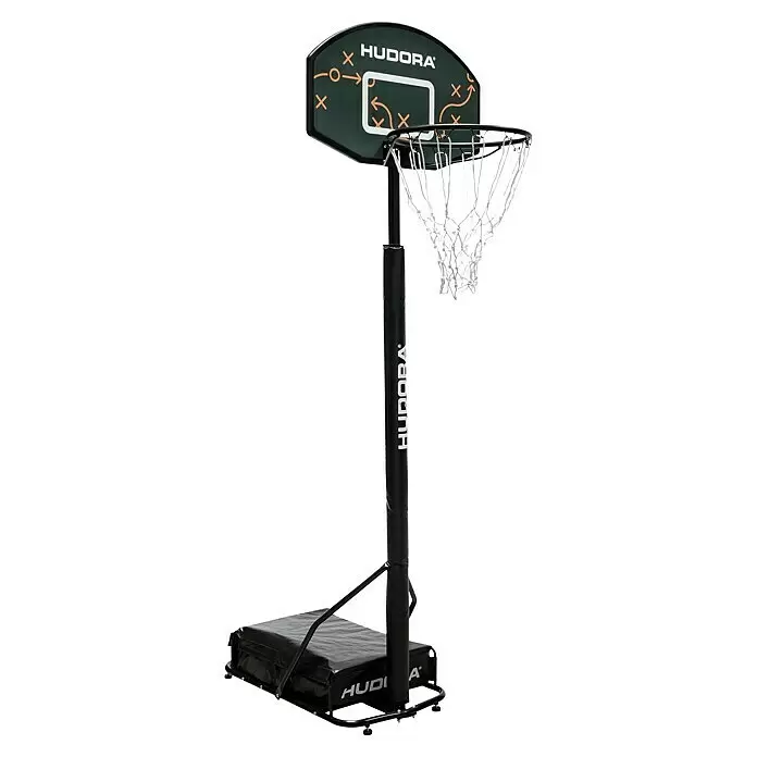 Hudora Basketballkorb Playoff 205 - 77 x 48 x 243 cm, Schwarz - Tragbarer Basketballkorb mit dunkelgrüner Rückwand, orangen Taktikmarkierungen, weißem HUDORA-Logo, schwarzem Polsterpfosten und schwarzem Standfuß.