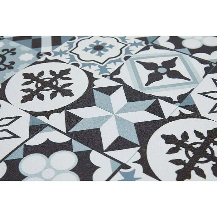 Teppichläufer Marrakesch - Grau, 150 x 50 cm, 100 % Polyvinylchlorid - Nahaufnahme von farbenfrohen Bodenfliesen mit dekorativen, geometrischen und floralen Mustern, die eine lebendige und stilvolle Oberfläche ergeben.