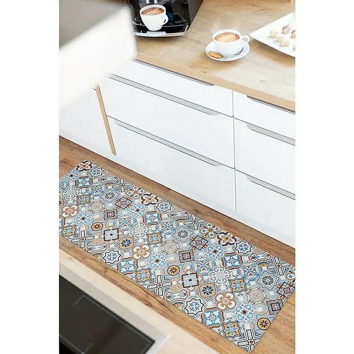Teppichläufer Marrakesch - Blau, 150 x 50 cm, 100 % Polyvinylchlorid - Bunter Küchenläufer mit orientalischen Fliesenmustern vor weißen Küchenschränken und hellem Holzboden.