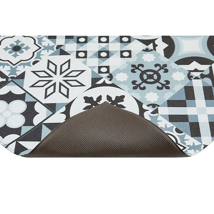 Teppichläufer MarrakeschGrau, 150 x 50 cm, 100 % Polyvinylchlorid - Das Bild zeigt eine stilvolle, gemusterte Bodenmatte in Grau- und Blautönen mit einer rutschfesten braunen Unterseite, ideal für Küche oder Bad.