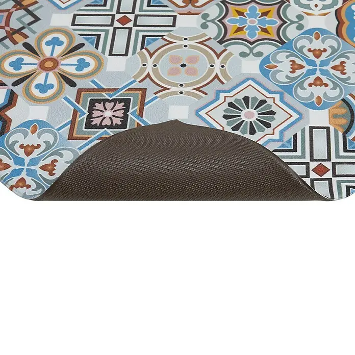Teppichläufer Marrakesch - Blau, 150 x 50 cm, 100 % Polyvinylchlorid - Detailansicht einer Küchenmatte mit bunten Fliesenmuster und einer braunen, rutschfesten Unterseite.