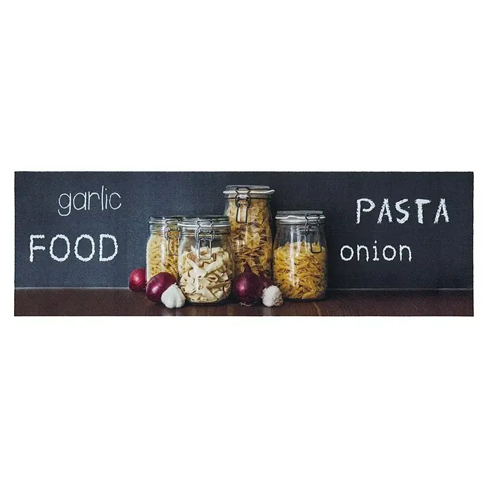 Teppichläufer Trendy - Pasta, 145 x 45 cm, 100 % Polyamid (Flor) - Ein Küchendekor-Foto mit gefüllten Einmachgläsern und verschiedenen Zutaten, darunter Knoblauch und Zwiebeln, vor einer dunklen Tafel.