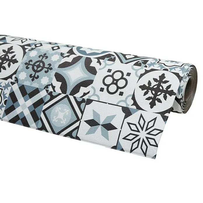 Teppichläufer MarrakeschGrau, 150 x 50 cm, 100 % Polyvinylchlorid - Gerollte Küchenrückwand mit dekorativen Fliesenmustern in Weiß-, Grau- und Schwarztönen für den Einsatz in der Küche.