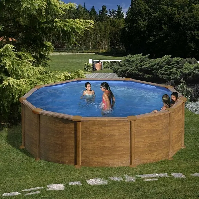Gre Piscina de acero desmontable Mauritius - Ø x Al: 460 x 132 cm, Marrón claro, 19.444 l - Una piscina de madera en el jardín donde los niños nadan. El agua es azul y clara, el ambiente es acogedor.