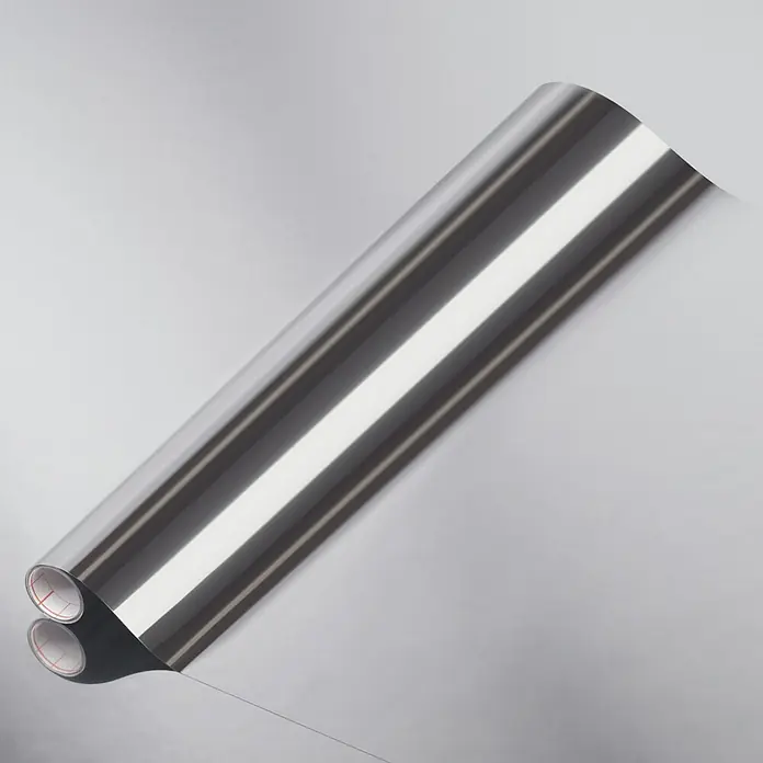 D-c-fix Klebefolie Spiegeleffektfolie - 120 x 90 cm, Spiegeleffekt, Selbstklebend - Nahaufnahme einer Rolle glänzender, silberner Chromfolie, die sich ideal für verschiedene dekorative oder funktionelle Anwendungen eignet.