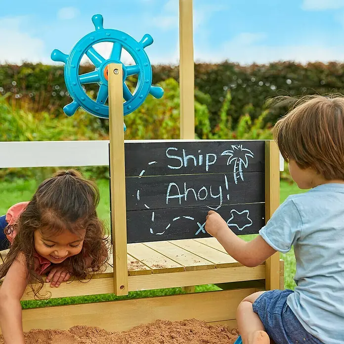 TP Toys Sandkasten Ahoy - 180 x 92 x 118 cm, Holz, Natur/Weiß, Blau - Bild von Kindern, die mit einem Sandkasten-Spielplatz spielen.