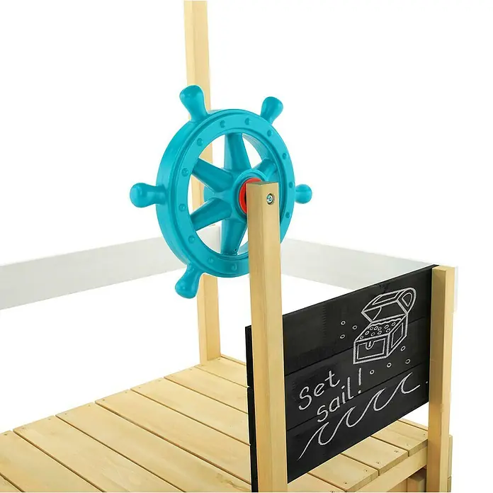 TP Toys Sandkasten Ahoy - 180 x 92 x 118 cm, Holz, Natur/Weiß, Blau - Dieses Spielschiff aus Holz verfügt über ein blaues Steuerrad und eine Tafel, auf der „Ahoi!“ steht.