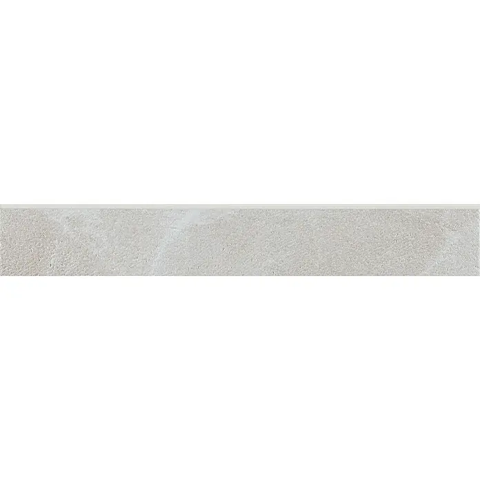 Zócalo cerámico Soul - 9 x 60,8 cm, Light, Mate - Primer plano de una elegante baldosa rectangular con una textura superficial fina y ligeramente rugosa en un tono claro.