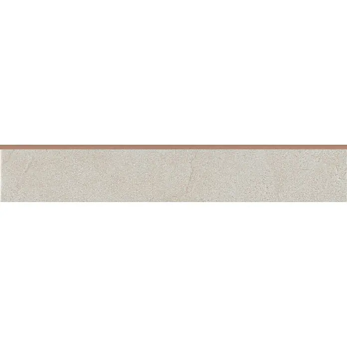 Zócalo cerámico - 7,4 x 45 cm, Crema, Mate - Primer plano de un azulejo de pared de color claro con una textura fina y un borde beige delgado. Ideal para interiores modernos.