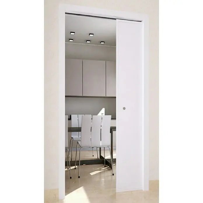 Odem Estructura de puerta corredera para pared de obra - 80 x 203 cm, grosor 90 mm, Pared de obra, Acero - Una elegante puerta corredera blanca con un diseño minimalista, ideal para interiores modernos, que ofrece una funcionalidad que ahorra espacio.