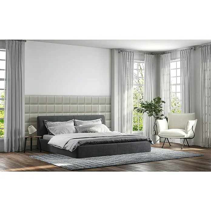 Fllow Wandpolster Wolke - Naturweiß, 30 x 30 cm - Schlafzimmer mit großem Bett, gepolstertem Kopfteil, hellem Sessel und Fenstern mit Vorhängen für eine ruhige Atmosphäre.