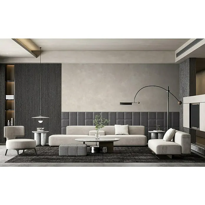 Fllow Wandpolster Wolke - Schoko, 60 x 30 cm - Elegantes Wohnzimmer mit einem beigen Sofa, einem Sessel und einem Couchtisch auf einem dunklen Teppich, akzentuiert durch eine stilvolle Stehlampe.