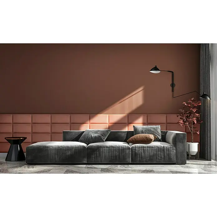 Fllow Wandpolster Jar - Apricot, 60 x 30 cm - Wohnzimmer mit grauem modularem Sofa, akzentuiert durch eine braune Wand und minimalistische Dekoration, die eine moderne Ästhetik bietet.