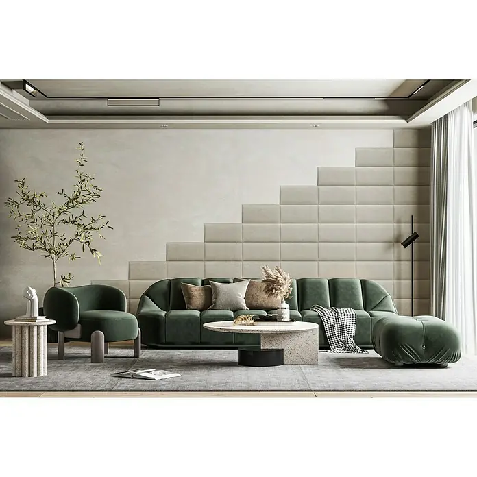 Fllow Wandpolster Wolke - Naturweiß, 60 x 30 cm - Elegantes Wohnzimmer mit einem stilvollen grünen Sofa, einem passenden Sessel und einem modernen Couchtisch, ergänzt durch dekorative Elemente.